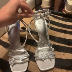 GB Silver Strappy Rhinestone Star Heels – Size 8M